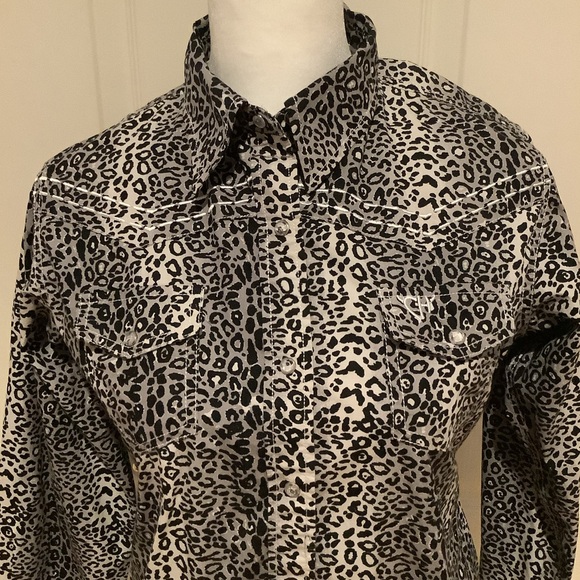 Cowgirl Hardware Girls’ Mini Leopard Print Western Shirt - Picture 2 of 5